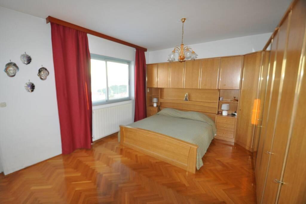 Апартаменты Lux Apartman Leo Кострена Экстерьер фото